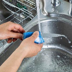 تمیز کردن چاقو در سینک